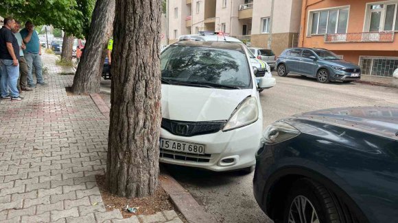 BURDUR’DA OTOMOBİL AĞACA ÇARPTI: 1 YARALI