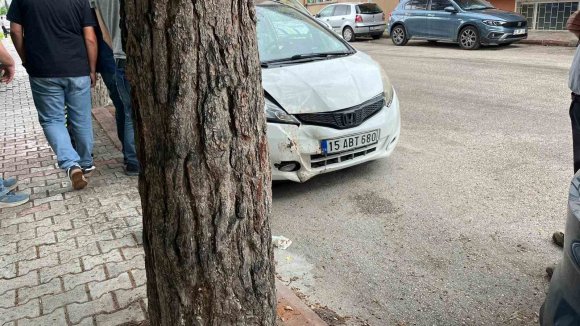 BURDUR’DA OTOMOBİL AĞACA ÇARPTI: 1 YARALI