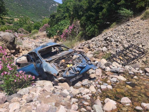 UÇURUMDAN YUVARLANARAK HURDAYA DÖNEN OTOMOBİLİN SÜRÜCÜSÜ YARALANDI