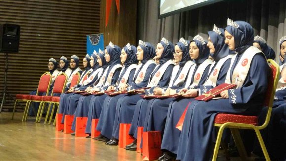 ISPARTA’DA HAFIZLIK EĞİTİMİNİ TAMAMLAYAN 66 KIZ ÖĞRENCİ İCAZET ALDI