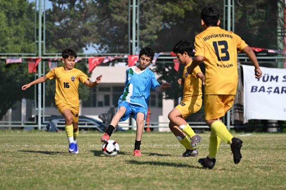MERSİN’DE 3 BİNDEN FAZLA ÇOCUK FUTBOL ŞÖLENİNDE BULUŞTU