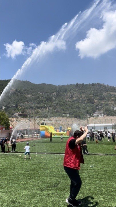 OSMANİYE’DE İTFAİYEDEN ÇOCUKLARA SERİNLETEN SÜRPRİZ