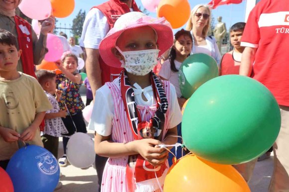 DOKTORLARIN YAŞAYAMAYACAĞINI SÖYLEDİĞİ 8 YAŞINDAKİ HÜLYA’NIN BEYİN TÜMÖRÜNE KARŞI GEÇİRDİĞİ BAŞARILI AMELİYAT GÖKYÜZÜNE BIRAKILAN BALONLARLA KUTLANDI