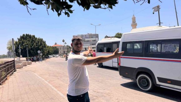 ADANA’DA BUNALTAN SICAKLARDA DOLMUŞ ÇİLESİ: "KLİMAYI AÇ DİYORUZ, KAPILARI AÇIYORLAR"