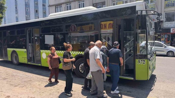 ADANA’DA BUNALTAN SICAKLARDA DOLMUŞ ÇİLESİ: "KLİMAYI AÇ DİYORUZ, KAPILARI AÇIYORLAR"