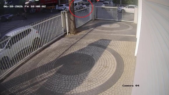 KAMYONETLE ÇARPIŞAN MOTOSİKLETİN SÜRÜCÜSÜ KAZAYI KASK SAYESİNDE KAZAYI HAFİF SIYRIKLARLA ATLATTI