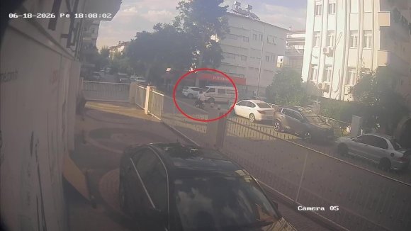 KAMYONETLE ÇARPIŞAN MOTOSİKLETİN SÜRÜCÜSÜ KAZAYI KASK SAYESİNDE KAZAYI HAFİF SIYRIKLARLA ATLATTI