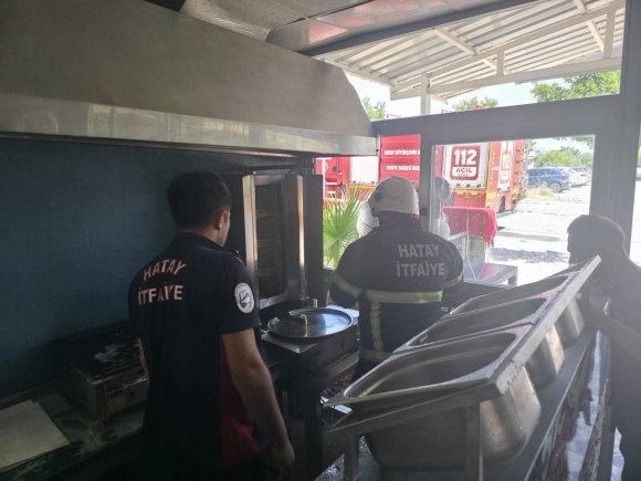 HASSA’DA DÖNERCİDE KORKUTAN YANGIN