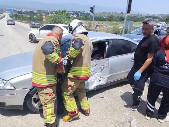 DEFNE’DE KAMYONLA ÇARPIŞAN OTOMOBİLİN SÜRÜCÜSÜ YARALANDI