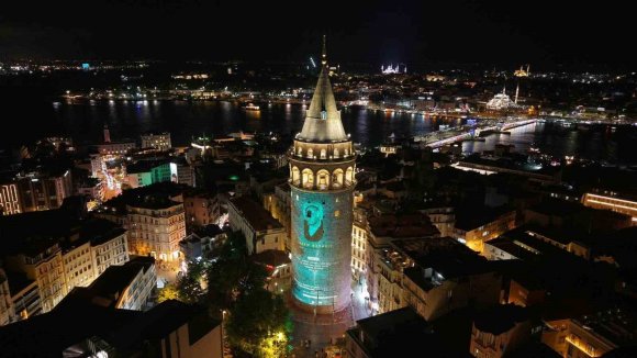 KAHRAMANMARAŞ’IN EDEBİYAT IŞIĞI GALATA KULESİ’NE YANSIDI