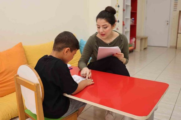 AKDENİZ BELEDİYESİNDEN ÇOCUKLARIN EĞİTİM YOLCULUĞUNA BİLİMSEL DESTEK