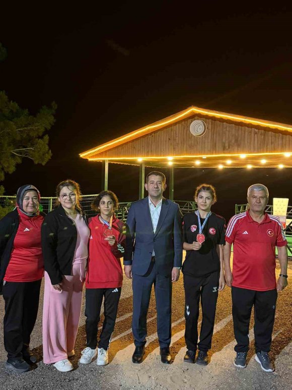 GENÇ GÜREŞÇİLER FEKE’NİN GURURU OLDU