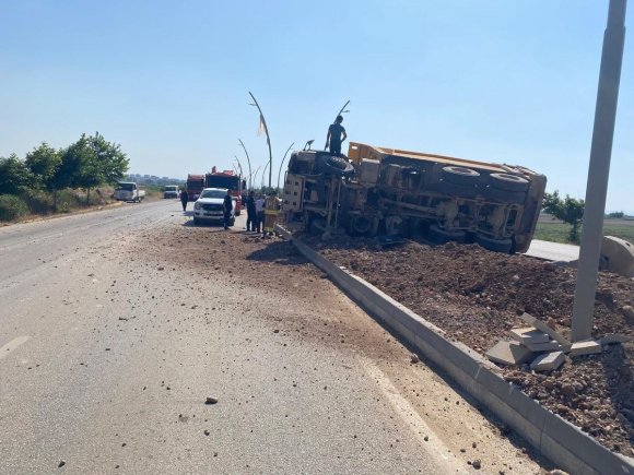 KIRIKHAN’DA YAN YATAN KAMYONUNUN SÜRÜCÜSÜ YARALANDI