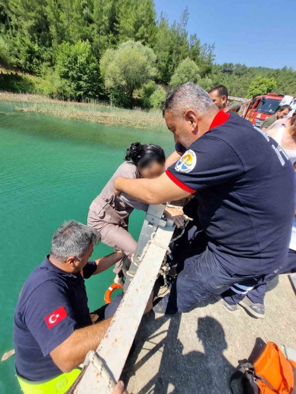 ADANA’DA KÖPRÜDEN DÜŞEN KADIN İTFAİYE EKİPLERİNCE KURTARILDI