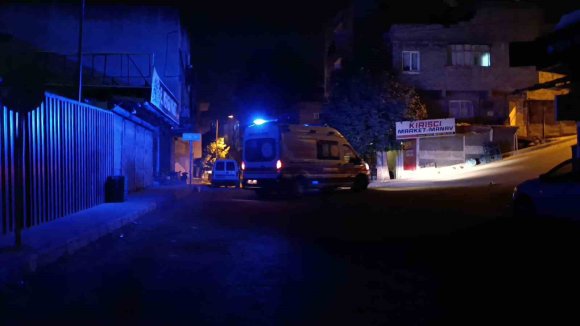 KAHRAMANMARAŞ’TA ARKADAŞ KAVGASI KANLI BİTTİ: 1 YARALI