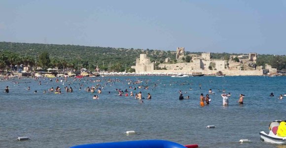 SICAKLAR GELDİ, OKULLAR TATİL OLMADAN SAHİLLERDE YOĞUNLUK BAŞLADI