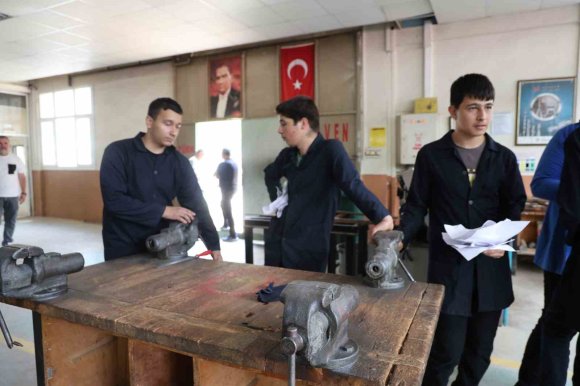 MESLEK LİSESİ ÖĞRENCİLERİNDEN SIFIR ATIK HAMLESİ