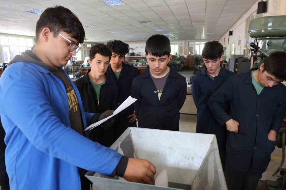 MESLEK LİSESİ ÖĞRENCİLERİNDEN SIFIR ATIK HAMLESİ