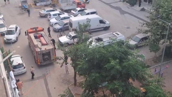 PARK HALİNDEKİ ARACIN TAVANINDA ÇIKAN YANGINA VATANDAŞLAR MÜDAHALE ETTİ