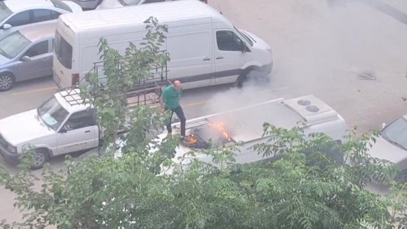 PARK HALİNDEKİ ARACIN TAVANINDA ÇIKAN YANGINA VATANDAŞLAR MÜDAHALE ETTİ