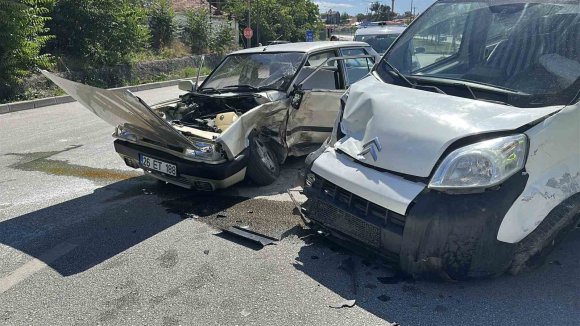 BURDUR’DA OTOMOBİL İLE HAFİF TİCARİ ARAÇ ÇARPIŞTI: 5 YARALI