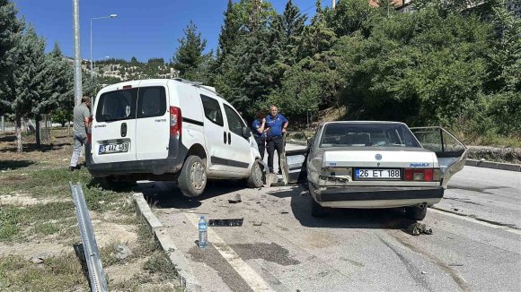 BURDUR’DA OTOMOBİL İLE HAFİF TİCARİ ARAÇ ÇARPIŞTI: 5 YARALI