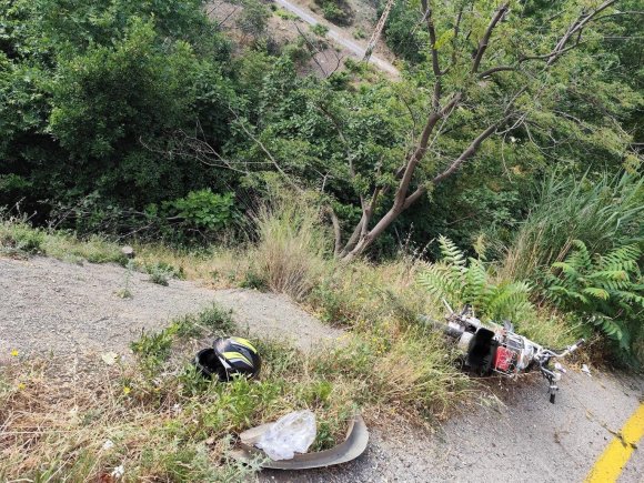 BELEN’DE PİKAPLA ÇARPIŞAN MOTOSİKLETİN SÜRÜCÜSÜ ŞARAMPOLE YUVARLANDI