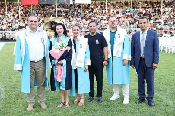 KIZININ KANSERİ YENDİĞİ GÜN ÜNİVERSİTEDEN DERECEYLE MEZUN OLDU
