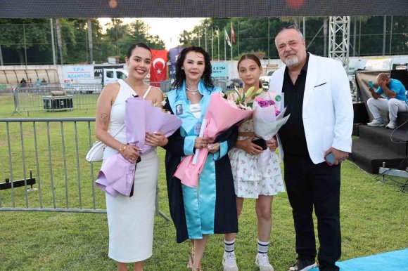 KIZININ KANSERİ YENDİĞİ GÜN ÜNİVERSİTEDEN DERECEYLE MEZUN OLDU