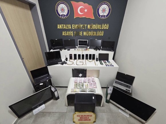AVRUPA ÜLKELERİNE ’DİJİTAL MEKTUP’ GÖNDEREREK DOLANDIRICILIK YAPAN ŞEBEKE ÇÖKERTİLDİ