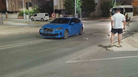 MANAVGAT’TA İKİ OTOMOBİL ÇARPIŞTI, SÜRÜCÜLER KAZAYI YARA ALMADAN ATLATTI