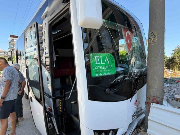 DİREKSİYON BAŞINDA RAHATSIZLANAN SERVİS ŞOFÖRÜNÜN KULLANDIĞI MİDİBÜS DİREĞE ÇARPTI