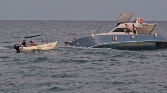TEKNEDE MAHSUR KALANLARI KURTARMAK İÇİN GİDEN BALIKÇI TEKNESİ DE ARIZALANDI