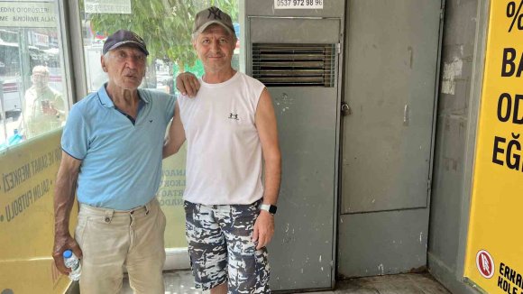 KLİMALI DURAKLAR DEVRE DIŞI BIRAKILDI, VATANDAŞ GÖLGEYE SIĞINDI