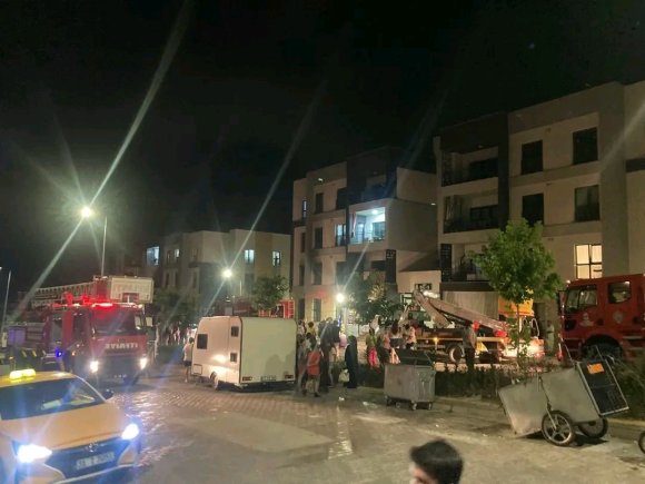 ALEVLERİN YÜKSELDİĞİ APARTMAN DAİRESİNDE DUMANDAN ETKİLENEN 3 KİŞİYİ İTFAİYE KURTARDI