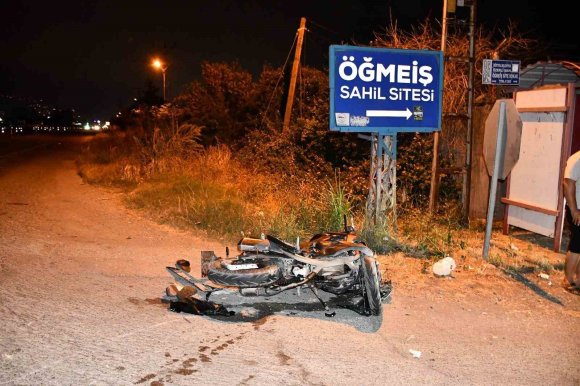 HATAY’DA OTOMOBİLLE MOTOSİKLET ÇARPIŞTI: 4 YARALI