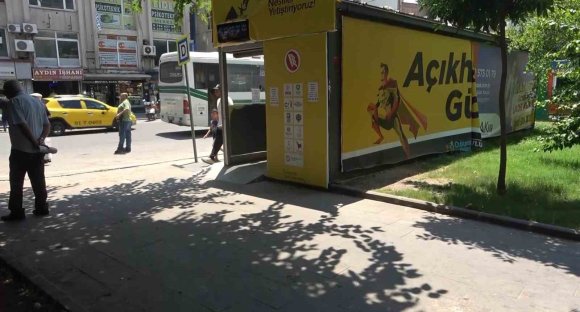 KLİMALI DURAKLAR DEVRE DIŞI BIRAKILDI, VATANDAŞ GÖLGEYE SIĞINDI