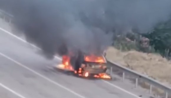 KOZAN’DA OTOMOBİL ALEV ALEV YANDI, 13 YAŞINDAKİ ÖMER’İN DUYARLILIĞI TAKDİR TOPLADI