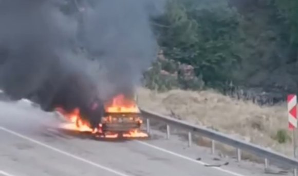 KOZAN’DA OTOMOBİL ALEV ALEV YANDI, 13 YAŞINDAKİ ÖMER’İN DUYARLILIĞI TAKDİR TOPLADI