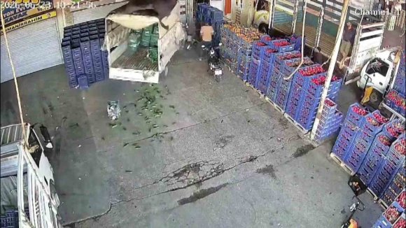 ADANA’DA KAMYONETİN ÇARPTIĞI KİŞİ YARALANDI