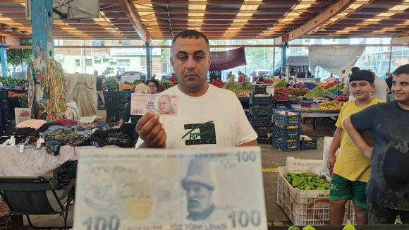 AŞKINI PARALARA YAZIP PAZARDA DAĞITTI