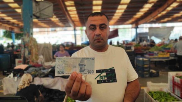 AŞKINI PARALARA YAZIP PAZARDA DAĞITTI