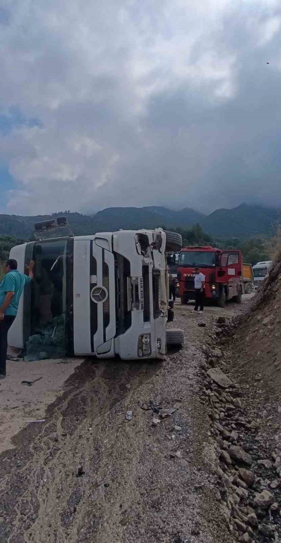 OSMANİYE’DE KONTROLDEN ÇIKAN TIR YAMACA ÇARPTI: 1 YARALI