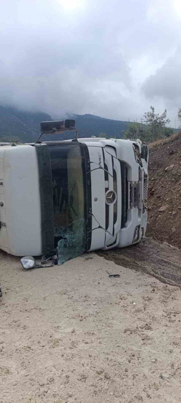 OSMANİYE’DE KONTROLDEN ÇIKAN TIR YAMACA ÇARPTI: 1 YARALI