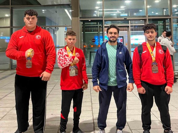 TARSUSLU BİLEK GÜREŞÇİLERİ AVRUPA’DAN 4 MADALYA İLE DÖNDÜ