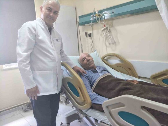 BOZYAZI’DA 4 SANTİMETRELİK MESANE TAŞI TEK PARÇA HALİNDE ÇIKARILDI.