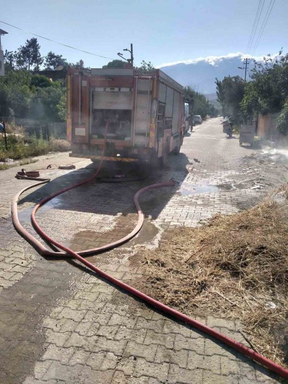 KIRIKHAN’DA OTLUK ALANDAN ALEVLER YÜKSELDİ