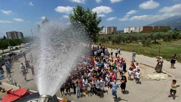 KARNE ŞENLİĞİNDE İTFAİYEDEN SERİNLETEN SÜRPRİZ