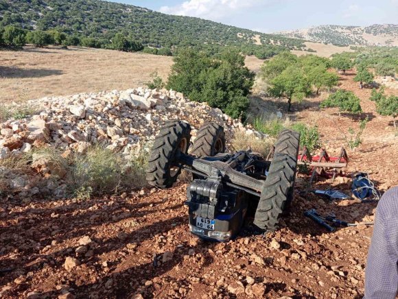 KAHRAMANMARAŞ’TA TRAKTÖRÜN ALTINDA KALAN SÜRÜCÜ HAYATINI KAYBETTİ