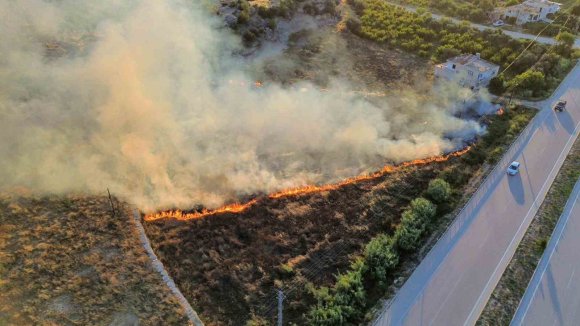 MERSİN’DE ÇIKAN YANGIN EVLERE VE ORMANA ULAŞMADAN SÖNDÜRÜLDÜ